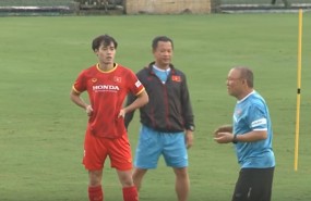 VIDEO: HLV Park thị phạm cách chạy chỗ và nhận bóng cho các cầu thủ VIDEO: HLV Park thị phạm cách chạy chỗ và nhận bóng cho các cầu thủ