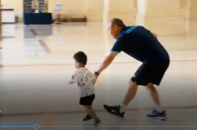 VIDEO: HLV Park chơi đùa với con trai Hùng Dũng trước khi lên đường sang UAE VIDEO: HLV Park chơi đùa với con trai Hùng Dũng trước khi lên đường sang UAE