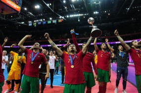 Nghẹt thở đánh bại ĐKVĐ, 'đồng hương Ronaldo' trở thành những nhà vua mới của Futsal thế giới Nghẹt thở đánh bại ĐKVĐ, 'đồng hương Ronaldo' trở thành những nhà vua mới của Futsal thế giới