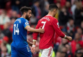 Vừa cà khịa CR7, người hùng Everton vẫn 'mặt dày' nài nỉ Ronaldo đổi áo đấu tới 3, 4 lần Vừa cà khịa CR7, người hùng Everton vẫn 'mặt dày' nài nỉ Ronaldo đổi áo đấu tới 3, 4 lần