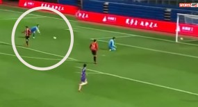 VIDEO: Thủ môn Trung Quốc 'tấu hài'...tự tay ném bóng vào khung thành nhà VIDEO: Thủ môn Trung Quốc 'tấu hài'...tự tay ném bóng vào khung thành nhà