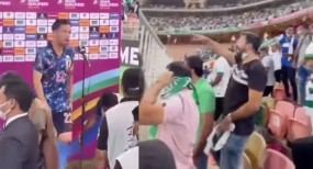 VIDEO: Đội trưởng tuyển Nhật Bản tức giận bỏ phỏng vấn vì bị CĐV Ả Rập chế nhạo VIDEO: Đội trưởng tuyển Nhật Bản tức giận bỏ phỏng vấn vì bị CĐV Ả Rập chế nhạo