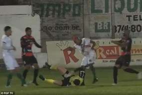 VIDEO: Cay cú vì thẻ vàng, cầu thủ hành hung trọng tài đến bất tỉnh trên sân VIDEO: Cay cú vì thẻ vàng, cầu thủ hành hung trọng tài đến bất tỉnh trên sân