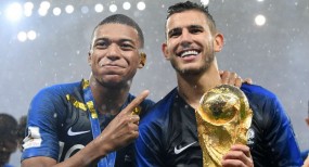 Nhà vô địch World Cup 2018 nhận án tù 1 năm vì … ‘làm lành’ với vợ Nhà vô địch World Cup 2018 nhận án tù 1 năm vì … ‘làm lành’ với vợ