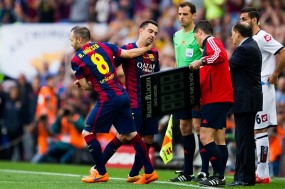 VIDEO: Xavi bật khóc ở khoảnh khắc cuối cùng khoác áo Barcelona ra sân