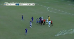 VIDEO: Cố tình cà khịa đối phương sau khi ghi bàn, cầu thủ bị đánh gục trên sân