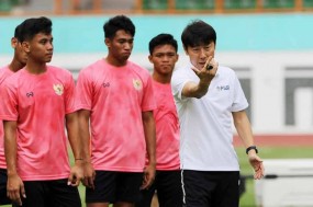 2 cầu thủ đang chơi bóng ở châu Âu rời ĐT Indonesia 2 cầu thủ đang chơi bóng ở châu Âu rời ĐT Indonesia