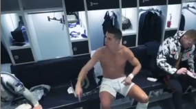 VIDEO: Ronaldo nổi cơn thịnh nộ với đồng đội cũ ở Juventus VIDEO: Ronaldo nổi cơn thịnh nộ với đồng đội cũ ở Juventus