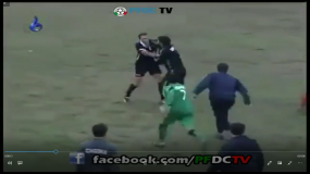 VIDEO: Vừa rút thẻ vàng, trọng tài bị cầu thủ đ.uổi đ.ánh ngay trên sân VIDEO: Vừa rút thẻ vàng, trọng tài bị cầu thủ đ.uổi đ.ánh ngay trên sân