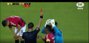 VIDEO: Thủ môn bị đuổi ngay khỏi sân vì sút bóng trúng mặt trọng tài
