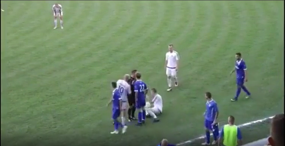 VIDEO: Sau khi tự đập bóng vào đầu, cầu thủ nằm ăn vạ 'trơ trẽn' trên sân