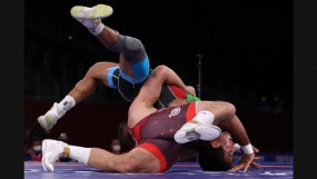 VIDEO: Đô vật Iran hạ đo ván đối thủ bằng chiêu độc tại Olympic Tokyo 2020 VIDEO: Đô vật Iran hạ đo ván đối thủ bằng chiêu độc tại Olympic Tokyo 2020
