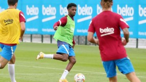 VIDEO: Cầu thủ Barca xếp hàng, chào mừng 'thần đồng' trở lại VIDEO: Cầu thủ Barca xếp hàng, chào mừng 'thần đồng' trở lại