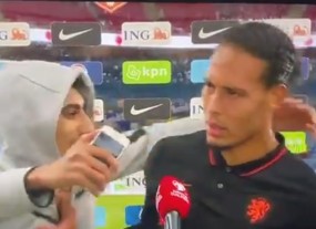 VIDEO: Van Dijk khó chịu, lạnh lùng 'trừng trị' fan cuồng khi đang phỏng vấn VIDEO: Van Dijk khó chịu, lạnh lùng 'trừng trị' fan cuồng khi đang phỏng vấn