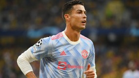 Không gánh nổi M.U, Ronaldo vẫn tự mình san bằng kỷ lục với Messi Không gánh nổi M.U, Ronaldo vẫn tự mình san bằng kỷ lục với Messi