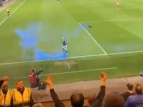VIDEO: Cầu thủ 'nã' bom khói đáp trả fan hâm mộ trên khán đài VIDEO: Cầu thủ 'nã' bom khói đáp trả fan hâm mộ trên khán đài