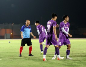 VIDEO: Trước ngày đấu Oman, thầy Park tập luyện 'lầy lội' cùng các học trò VIDEO: Trước ngày đấu Oman, thầy Park tập luyện 'lầy lội' cùng các học trò