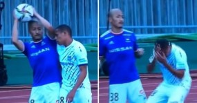 VIDEO: Tự va chạm với đối thủ, cầu thủ lập tức ăn vạ 'tấu hài cực mạnh' VIDEO: Tự va chạm với đối thủ, cầu thủ lập tức ăn vạ 'tấu hài cực mạnh'