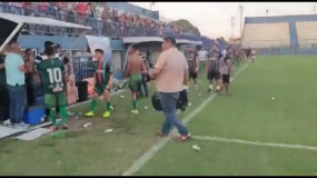 VIDEO: Công nhận bàn thắng việt vị, trọng tài phải 'leo rào' chạy trốn đám đông cổ động viên VIDEO: Công nhận bàn thắng việt vị, trọng tài phải 'leo rào' chạy trốn đám đông cổ động viên