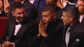 VIDEO: Suarez và Messi cười sảng khoái, Mbappe tỏ thái độ hoàn toàn trái ngược tại QBV 2021 VIDEO: Suarez và Messi cười sảng khoái, Mbappe tỏ thái độ hoàn toàn trái ngược tại QBV 2021