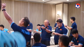 VIDEO: Tuyển Việt Nam chơi 'bốc thăm chọn quà', thầy Park có hành động cực đáng yêu