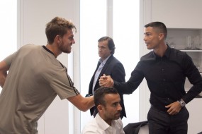 SỐC! Đồng đội của Ronaldo dương tính với Covid-19 SỐC! Đồng đội của Ronaldo dương tính với Covid-19