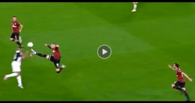 VIDEO: Cú kung-fu làm lu mờ cả Ronaldo trong ngày bóng đá Ý trở lại VIDEO: Cú kung-fu làm lu mờ cả Ronaldo trong ngày bóng đá Ý trở lại