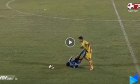 VIDEO: Sao U23 Việt Nam bị đuổi vì cú kung-fu kinh hoàng bằng cả 2 chân VIDEO: Sao U23 Việt Nam bị đuổi vì cú kung-fu kinh hoàng bằng cả 2 chân