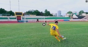 VIDEO: Phan Văn Đức gây ấn tượng với kỹ năng sút phạt như David Beckham VIDEO: Phan Văn Đức gây ấn tượng với kỹ năng sút phạt như David Beckham