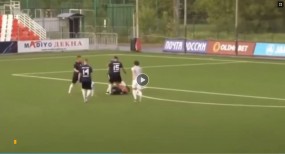 VIDEO: Cựu thủ quân tuyển Nga đánh trọng tài nhập viện sau khi bị đuổi khỏi sân VIDEO: Cựu thủ quân tuyển Nga đánh trọng tài nhập viện sau khi bị đuổi khỏi sân