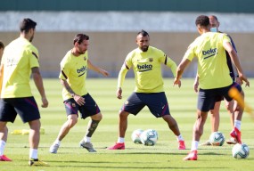 Barcelona xác nhận 1 cầu thủ dương tính với Covid-19 trước thềm tứ kết Champions League Barcelona xác nhận 1 cầu thủ dương tính với Covid-19 trước thềm tứ kết Champions League