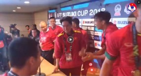 VIDEO: ĐT Việt Nam quậy tung phòng họp báo sau chức vô địch AFF Cup VIDEO: ĐT Việt Nam quậy tung phòng họp báo sau chức vô địch AFF Cup