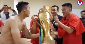 VIDEO: ĐT Việt Nam và màn uống bia có 102 bằng cúp vàng AFF VIDEO: ĐT Việt Nam và màn uống bia có 102 bằng cúp vàng AFF