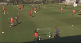 VIDEO: HLV Zidane cho cầu thủ Real tập đá đối kháng theo cách chưa từng có VIDEO: HLV Zidane cho cầu thủ Real tập đá đối kháng theo cách chưa từng có