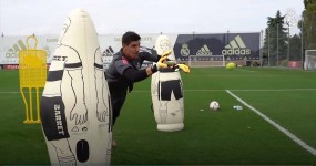 VIDEO: Dàn thủ môn Real Madrid phản xạ 'nhanh như điện' khi tập với bóng tennis VIDEO: Dàn thủ môn Real Madrid phản xạ 'nhanh như điện' khi tập với bóng tennis