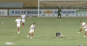 VIDEO: Cựu sao U20 Việt Nam có hành vi phản cảm với Văn Quyết, trọng tài bỏ qua VIDEO: Cựu sao U20 Việt Nam có hành vi phản cảm với Văn Quyết, trọng tài bỏ qua