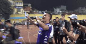 VIDEO: 'Cơ trưởng' Quang Hải cầm mic bắt nhịp cho CĐV Hà Nội ăn mừng cực chất VIDEO: 'Cơ trưởng' Quang Hải cầm mic bắt nhịp cho CĐV Hà Nội ăn mừng cực chất