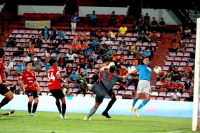 VIDEO: Văn Lâm suýt khiến Muangthong ôm hận vì sai lầm nghiệp dư như Kepa VIDEO: Văn Lâm suýt khiến Muangthong ôm hận vì sai lầm nghiệp dư như Kepa