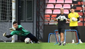 HLV Muangthong: 'Văn Lâm giỏi hơn nhiều so với các thủ môn Thái Lan' HLV Muangthong: 'Văn Lâm giỏi hơn nhiều so với các thủ môn Thái Lan'