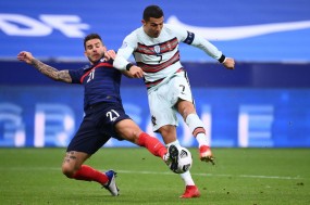 Ronaldo tiếp tục vô duyên trong ngày vua châu Âu đối đầu nhà vô địch World Cup Ronaldo tiếp tục vô duyên trong ngày vua châu Âu đối đầu nhà vô địch World Cup