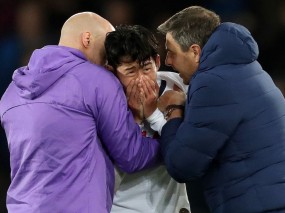 Son Heung-min 'cạn lời' khi Tottenham đánh rơi chiến thắng trong trận derby London