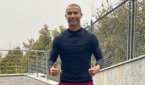 Ronaldo khoe diện mạo mới, chia sẻ triết lý về thành công trong thời gian cách ly Ronaldo khoe diện mạo mới, chia sẻ triết lý về thành công trong thời gian cách ly