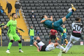 VIDEO: 'Gừng già' Ibrahimovic lập siêu phẩm xe đạp chổng ngược, Milan bỏ xa Juventus trên BXH Serie A VIDEO: 'Gừng già' Ibrahimovic lập siêu phẩm xe đạp chổng ngược, Milan bỏ xa Juventus trên BXH Serie A