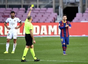 Trọng tài La Liga áy náy, xin xóa thẻ cho Messi sau màn tri ân Maradona Trọng tài La Liga áy náy, xin xóa thẻ cho Messi sau màn tri ân Maradona
