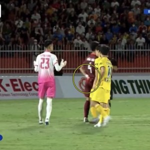 Đồng đội phạm lỗi, Hồ Tấn Tài 'tịch thu' thẻ đỏ của trọng tài và cái kết đắng