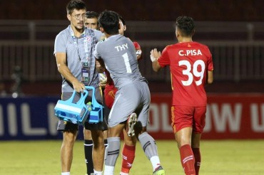 CĐV Campuchia xấu hổ vì 2 cầu thủ nước nhà đánh nhau ngay trên sân Việt Nam