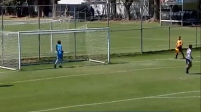 VIDEO: Chủ quan khi thấy bóng trúng xà ngang, thủ môn lập tức phải 'ôm hận'