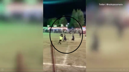 VIDEO: Tức giận vì thua trận, cầu thủ rượt đánh trọng tài như phim hành động