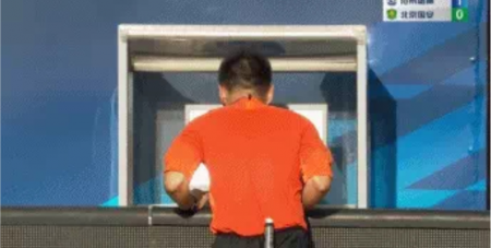 HY HỮU: Màn hình hỏng, trọng tài Trung Quốc vẫn giả vờ xem VAR rồi đưa ra quyết định