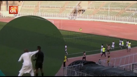 VIDEO: Bỏ qua lỗi việt vị, trọng tài biên bị chủ tịch đội bóng 'xuống tay' không thương tiếc